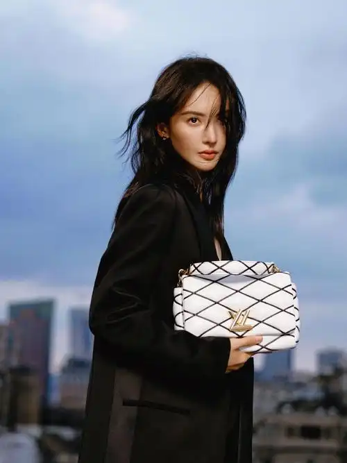 路易威登品牌大使@金晨金晨超话演绎的#lvgo14#手袋,化身又酷又飒的