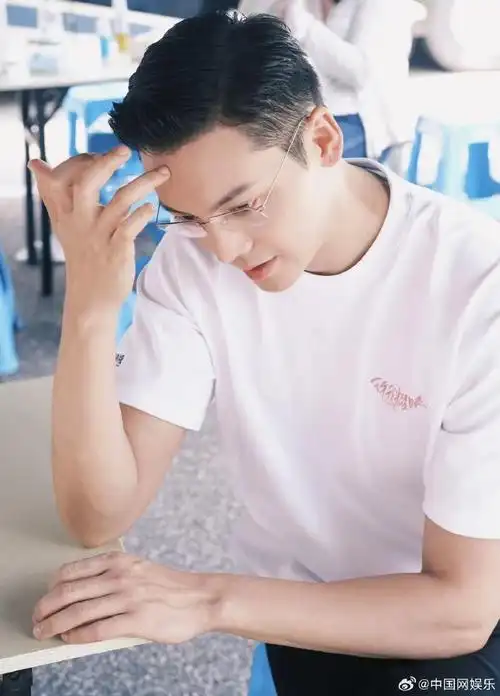 霸总舒适圈##戴金丝眼镜的陈伟霆#@william威廉陈伟霆领衔主演的《许