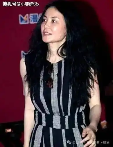 原创54岁王菲老到认不出穿一身黑瘦脱相素颜出镜与普通大妈无异