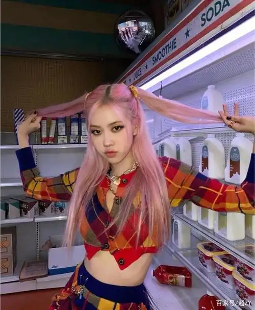 rose穿的是黑色连衣裙,黑色连衣裙边上还加了白色的蕾丝,头发也是编在