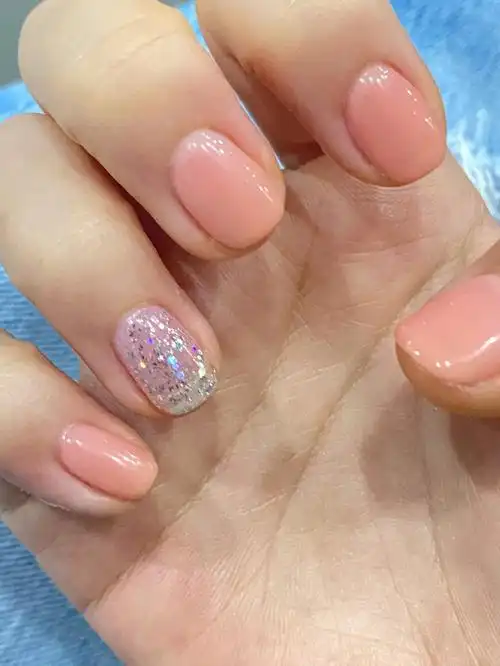 水蜜桃的夏天短指甲纯色美甲