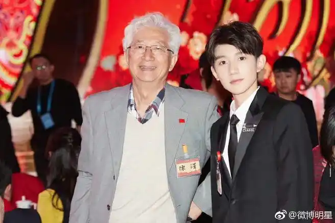 老板晒和王源合照