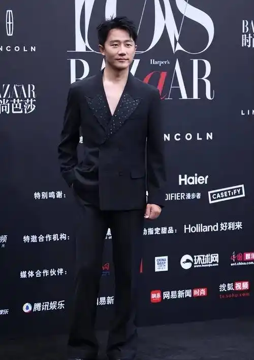 当黄轩和言承旭同样裸穿西装,终于见识"耍帅"与"真帅"的差距_身材