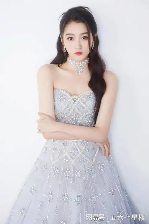 关晓彤碎钻抹胸裙皮肤白皙气质优雅
