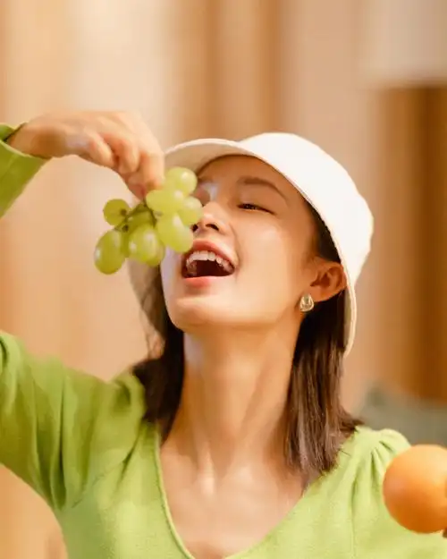 简介:李沁元气水果大片写真图片,分享一组李沁图片给大家,图中的明星