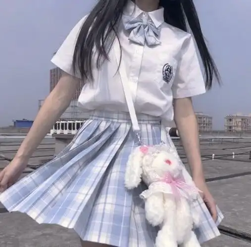 你能发一下你最喜欢的jk制服头像或者女生头像就是用手机遮挡住脸的