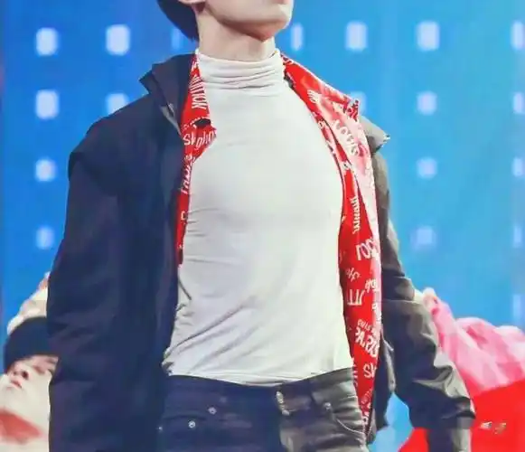 深藏不露看看易烊千玺这身材太优越了