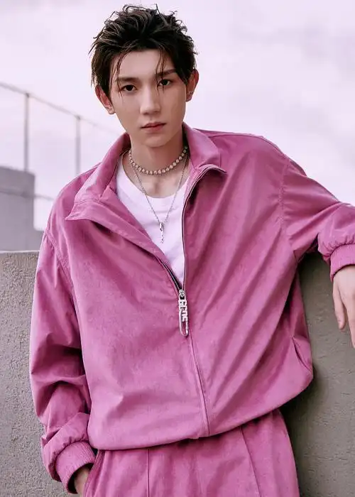 1/72021年8月21日,王源工作室发布一组写真.