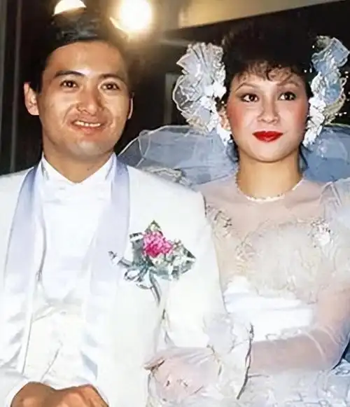 曾经一直没有子女的周润发终于无法掩饰自己隐藏已久的秘密了.