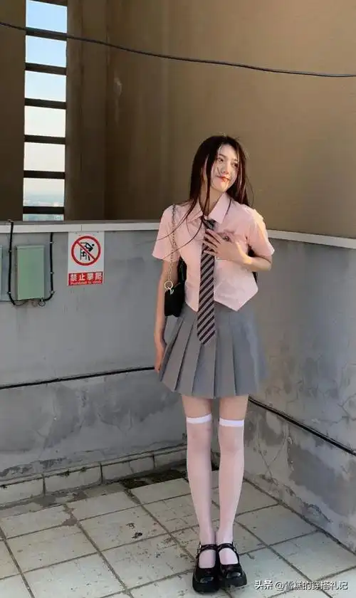 被41岁陈意涵的少女感惊艳了学院衬衫百褶裙洋气减龄特迷人