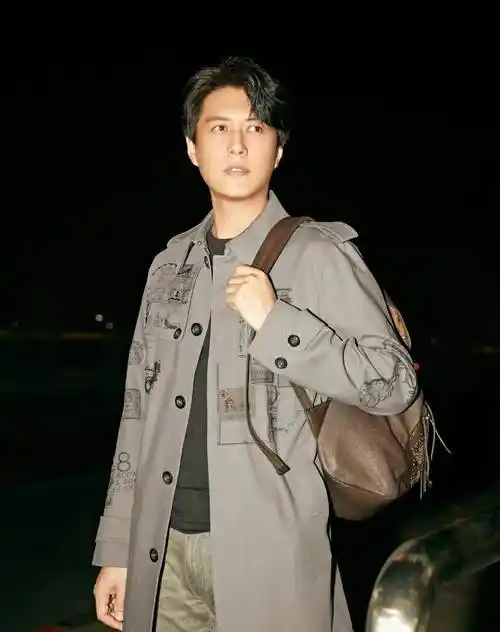 演员靳东:娶二婚的李佳,当两个儿子的爸爸也幸福