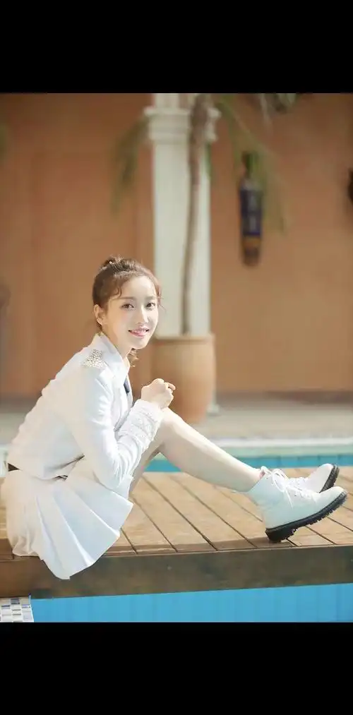 p>姜贞羽,原名刘垚昕,1996年12月30日出生于云南省昭通市,中国内地