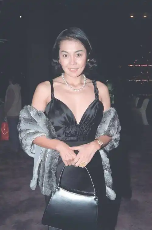 何莉莉:26岁嫁香港富商,帮丈夫抚养私生子,70岁独揽