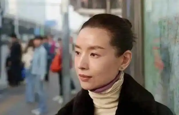 43岁董洁素颜变老这么多眼窝凹陷皱纹多断崖式衰老但气质仍在