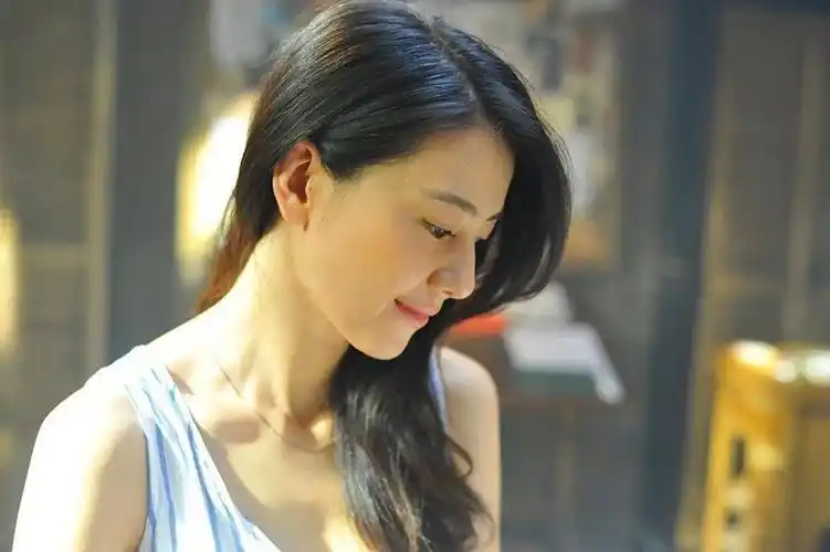 早在滕华涛的资助下,高圆圆拍了许多广告,其中就包括清嘴含片广告,让