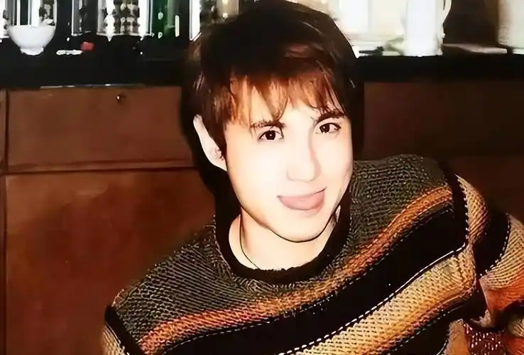 想不到现在的油腻大叔,曾经也是剑眉星目的帅哥