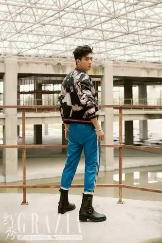 李现街拍演绎叛逆型男 高衣品化身"行走的衣架"