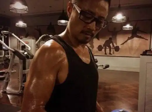 黄磊身材太辣眼中年男演员小肚腩过于抢镜段奕宏张丰毅不服