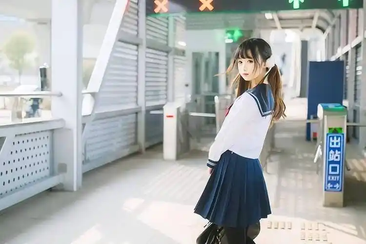 为何贵族学校女生校服是裙子,普通学校是裤子,背后原因很现实_女孩子