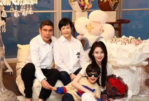 angelababy生日儿子首出镜7岁小海绵长得超像黄晓明