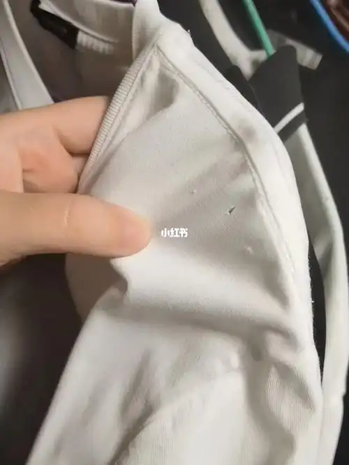 洗衣机洗的衣服只有左肩膀破洞怎么回事啊