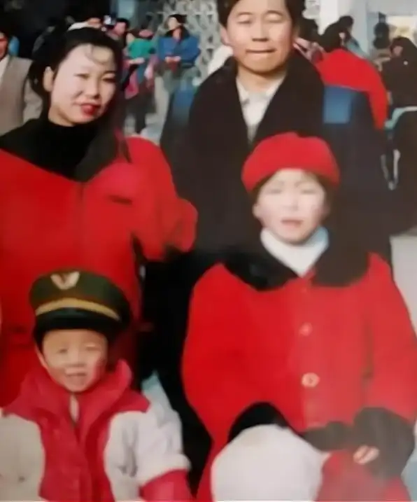 错换人生,一看郭威和姚策儿时照片就明白谁是亲生的