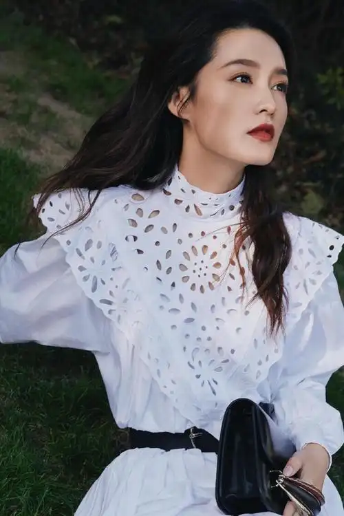 李沁最新写真 妆容精致状态佳