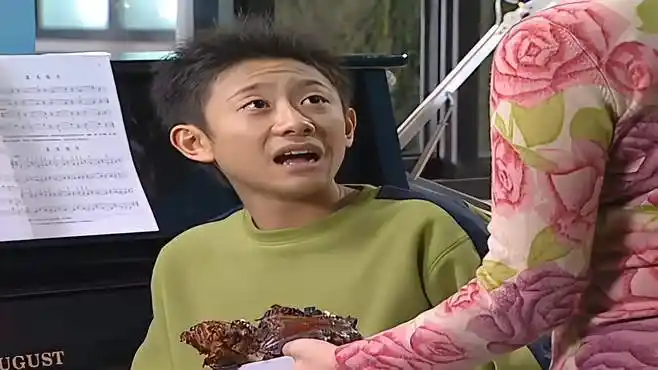 家有儿女:刘星弹钢琴肚子饿,刘梅端来大肘子,刘星:想腻死我吧