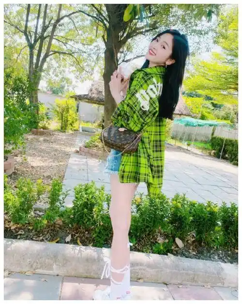 在这一点上吴宣仪玩得真好. 绿色衬衫清新文艺