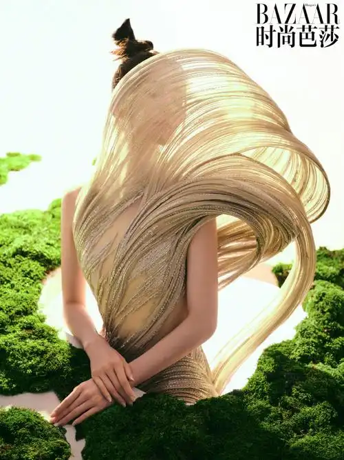 身穿alexander mcqueen的@刘诗诗登上了《时尚芭莎》的四月刊,细节上