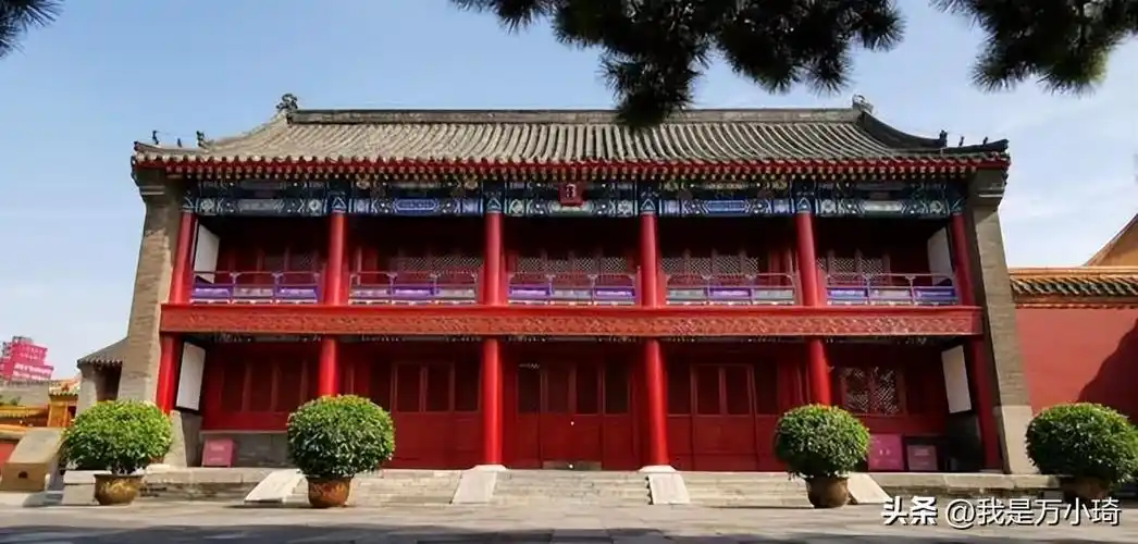 飞龙阁在大清门与崇政殿之间的这一进院子中,东西两侧还分布对称着