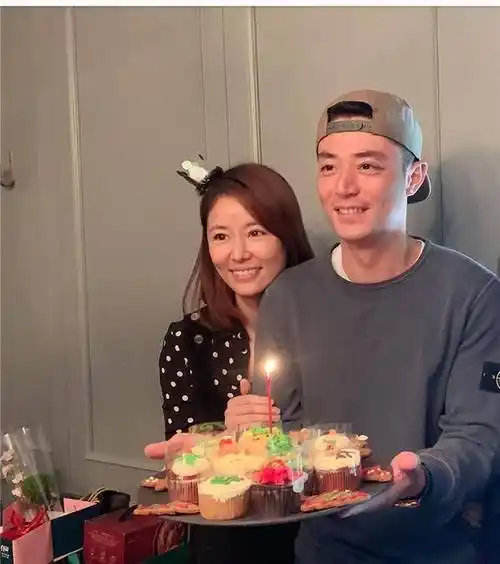 林心如帮霍建华庆生晒出亲密合照:亲爱的生日快乐,我爱你_女儿_照片