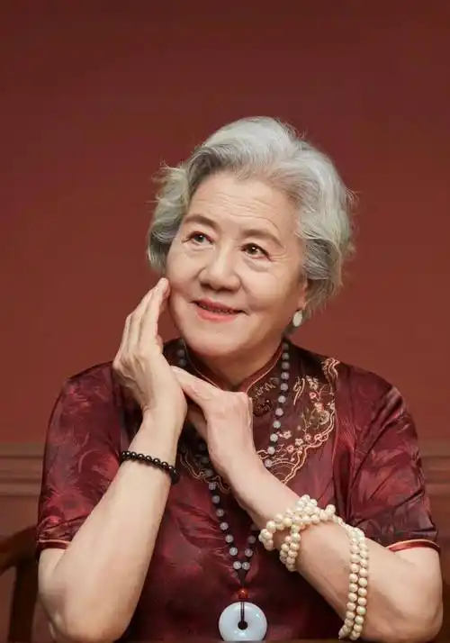 女人上了年纪别再染发了!这些"白发造型"才高级,比黑发更洋气