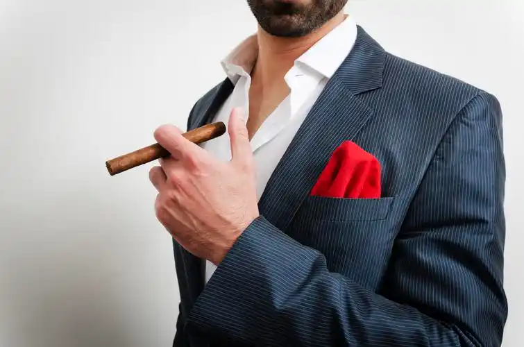 商人用手帕,在一套西装与红色手帕吸烟烟中的商人