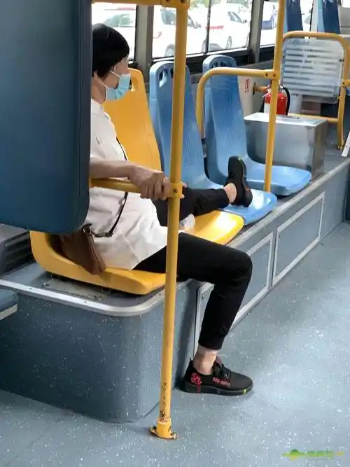 公交车上的不文明行为