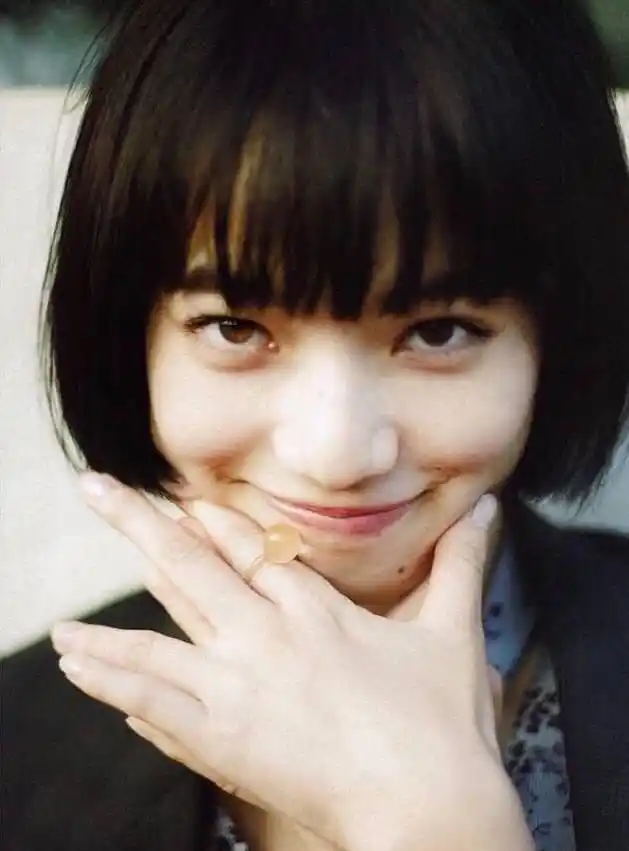 小松菜奈短发配碎花西装亮相,不但不俗气,反而美得十分高级