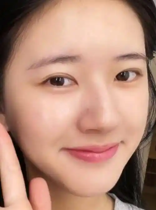 原创赵露思素颜拍视频无美颜画面被疯狂截图这皮肤状态让人看愣了