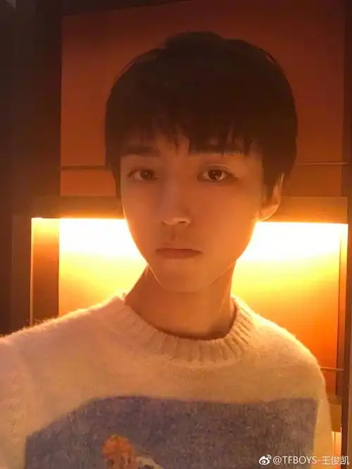 [王俊凯][新闻]171031 王俊凯更博发蜜汁角度自拍 把三千万福利提上