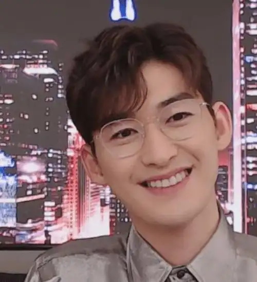 张翰现身薇娅的直播间全程礼貌微笑被迫营业的样子