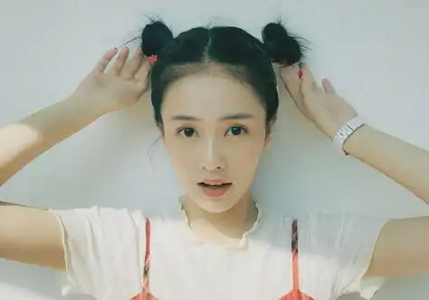 把中长发扎成不对称的丸子头,前面的长刘海随意的散落在脸庞四周,很是