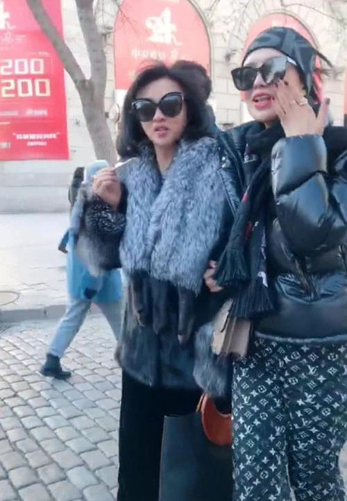 金星罕见带女儿逛街被偶遇养女穿着打扮似土豪颜值被夸超高