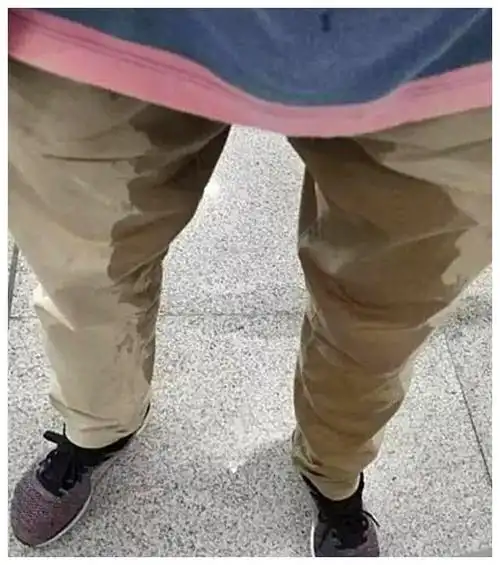 这名男子尿裤子之后,女生就把男生给拉黑了.