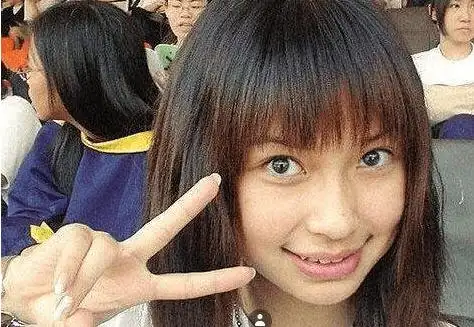 杨颖出道前"丑照"曝光,遭质疑整容,回应:当时确实很丑_进行_孩子_家长