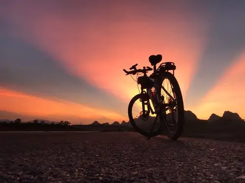 相伴夕阳一一骑行路上美景多