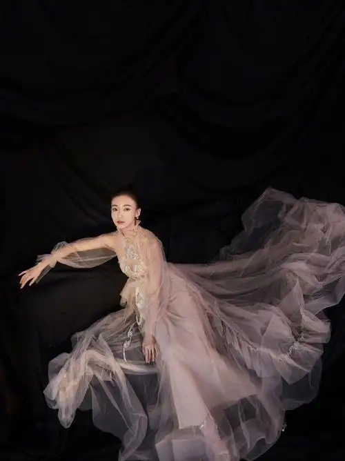 吴谨言sandramansour轻纱礼服极致魅力散发开来仙气飘飘