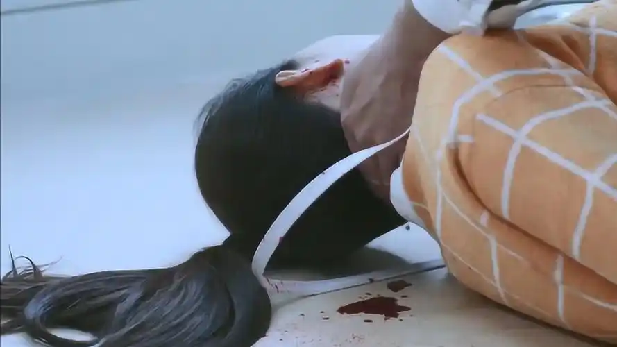 精神病闯入医院,突然情绪激动,直接一刀割破美女喉咙,可怕!