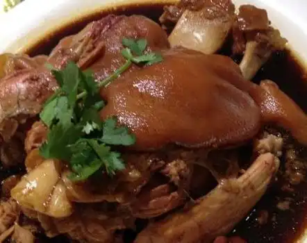 妈妈炖肘子有妙招用普通砂锅30分钟就能炖得又香又软烂