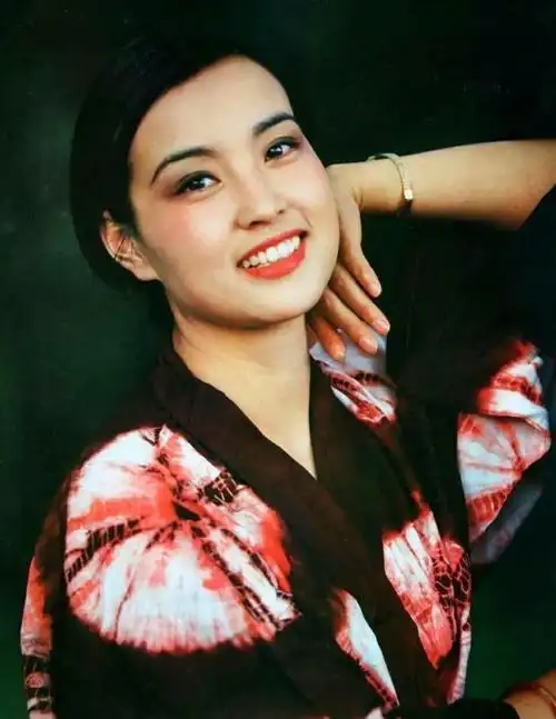 刘晓庆64岁生日快乐!年轻旧照罕见曝光,貌美如花气质惊艳!