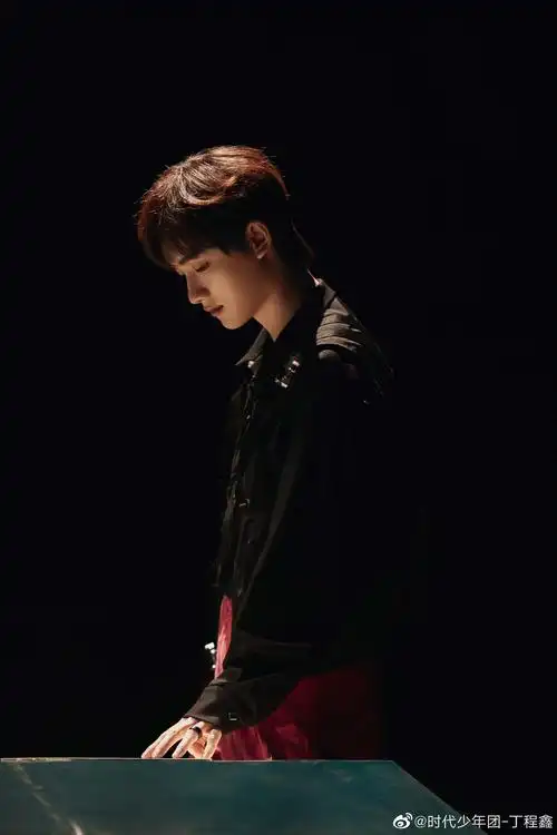 丁程鑫今日机场饭拍图 黑色工装造型也太酷了吧 从头酷到脚