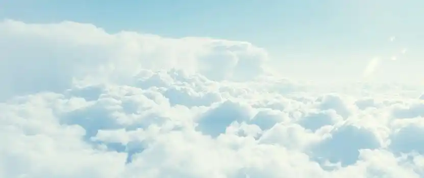 火箭上升白色云朵